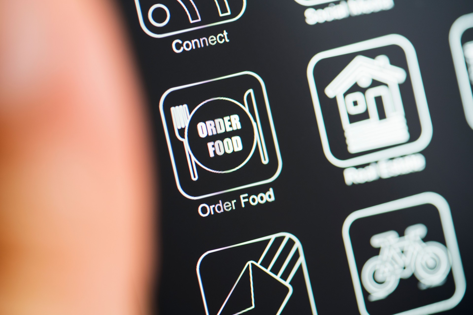 Commandez l'application de nourriture sur l'écran de téléphone de mode foncé
