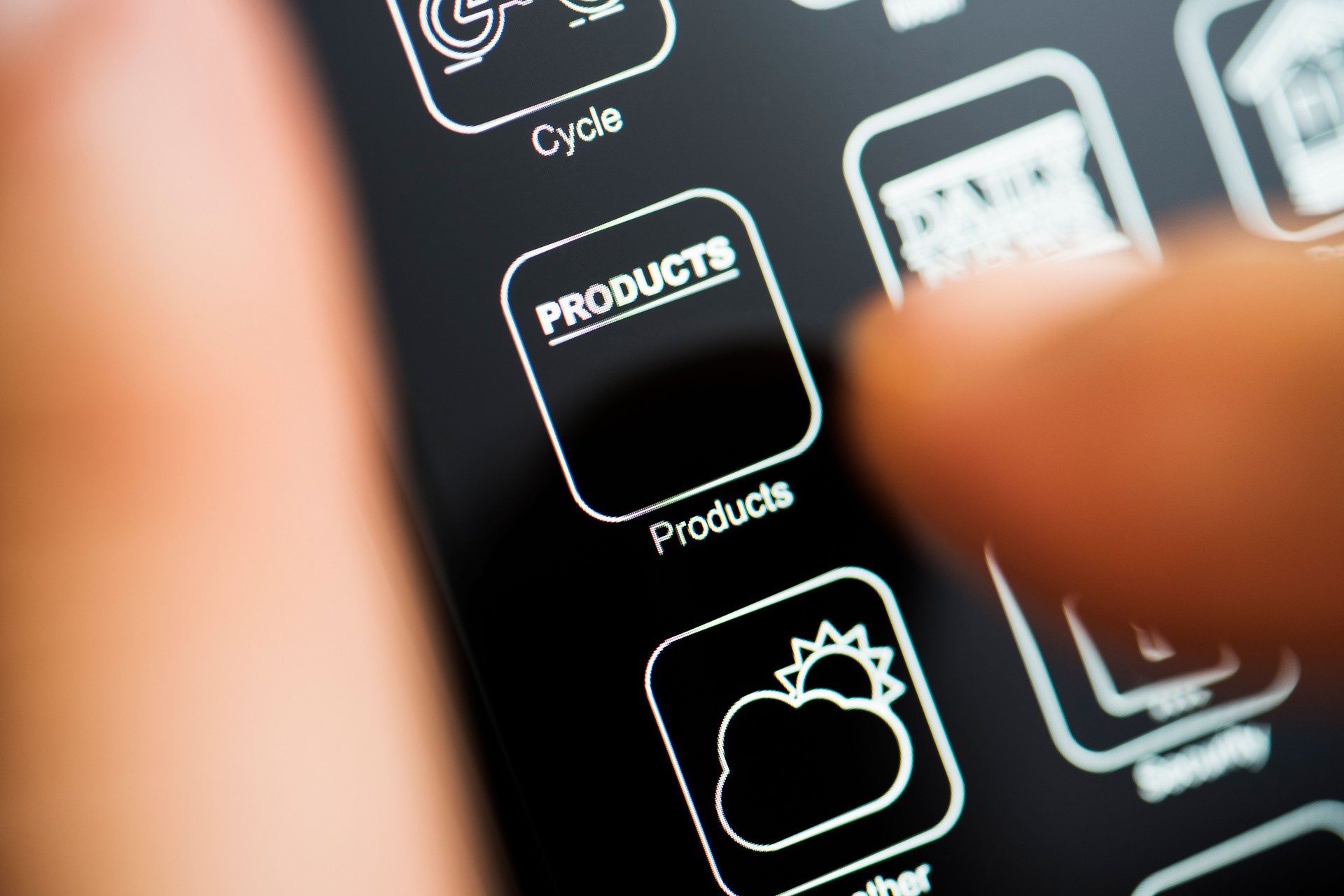 Application de produits sur l’écran de téléphone de mode foncé