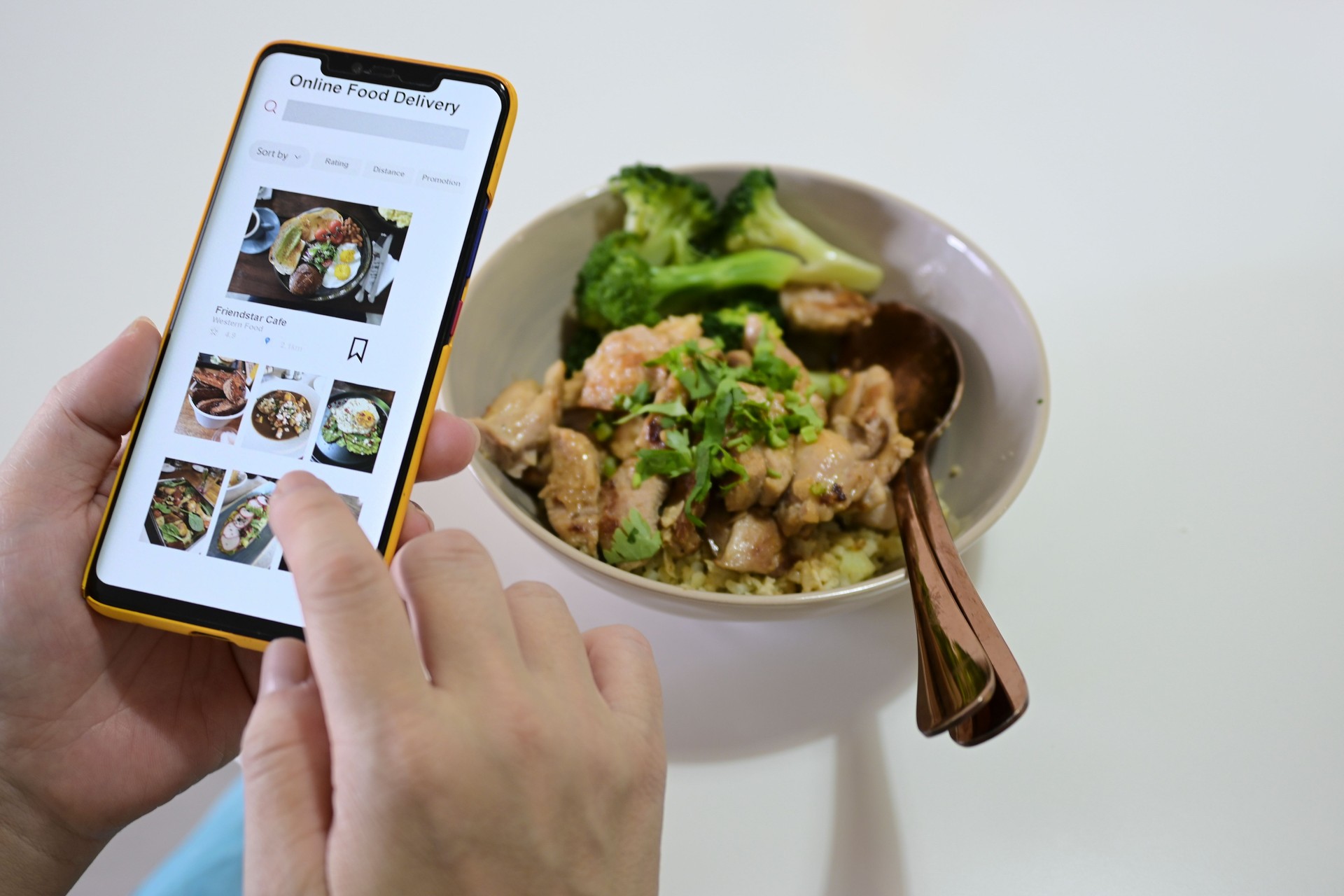 Vue à angle élevé Une femme asiatique utilisant le service de livraison de repas commande de nourriture en ligne avec l’application mobile sur smartphone dans la salle à manger